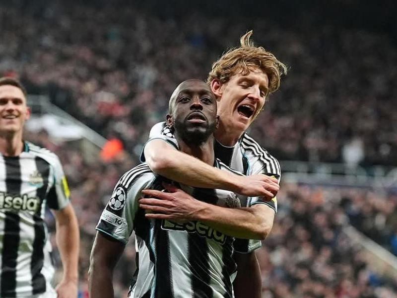 Yoane Wissa en pleine célébration avec ses coéquipiers de Newcastle. [Photo d'illustration]