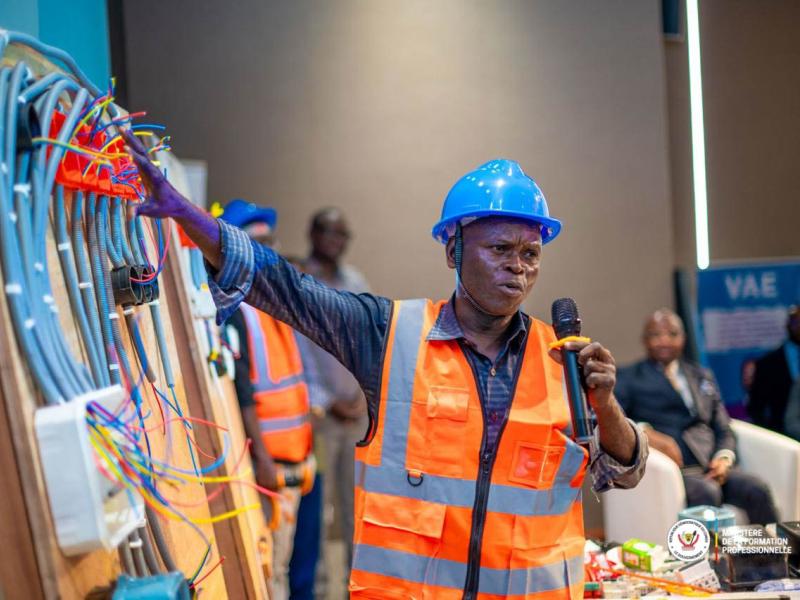 Le ministre d'État, ministre de la Formation professionnelle, Marc Ekila Likombo, lors du lancement du premier jury de la valorisation des Acquis de l'Expérience