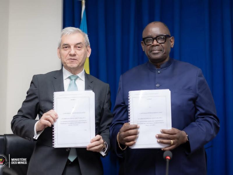 Le ministre des Mines, Louis Kabamba, avec le représentant de la société Xcalibur Multiphysics Group SL [photo d'illustration]