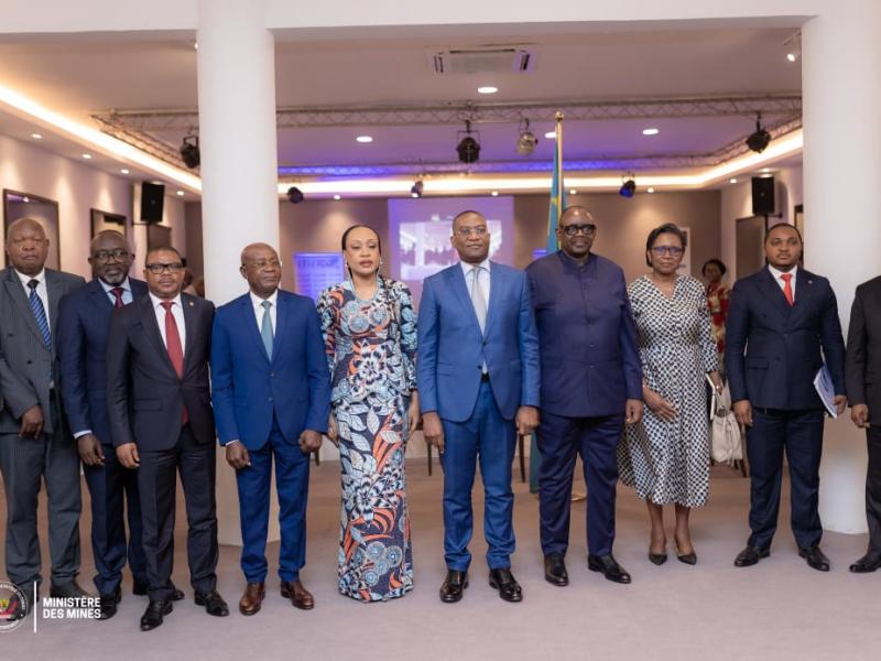 Le Comité exécutif de l'ITIE et quelques membres du Gouvernement [photo d'illustration]