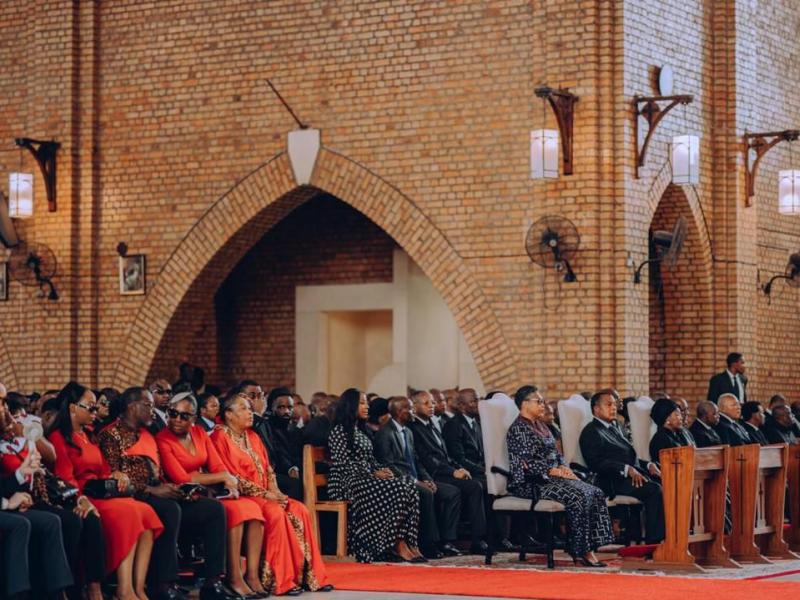 La Première Ministre Judith Suminwa a honoré la mémoire du Sénateur François Kaniki, jeune frère de feu Cardinal Mosengwo