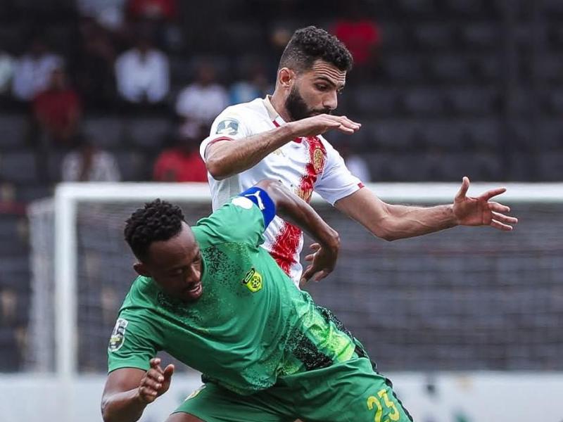 Un joueur de Maniema Union en duel avec celui du WAC. [Photo d'illustration]