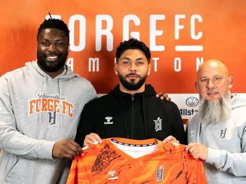 Dimitry Bertaud entouré de deux sociétaires de Forge FC.