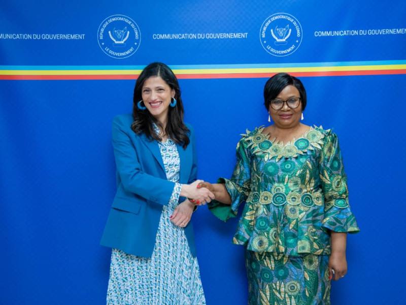 Poignée de main entre la ministre de l'enseignement Marie Nyange et Éléonore Caroit ministre française chargée de la Francophonie