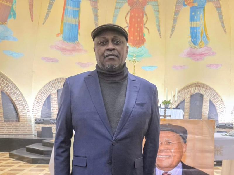 Jean Jacques Mbungani dans l’enceinte de la paroisse Saint Charles Borromée à l’occasion du 9ème anniversaire de la mort d’Etienne Tshisekedi