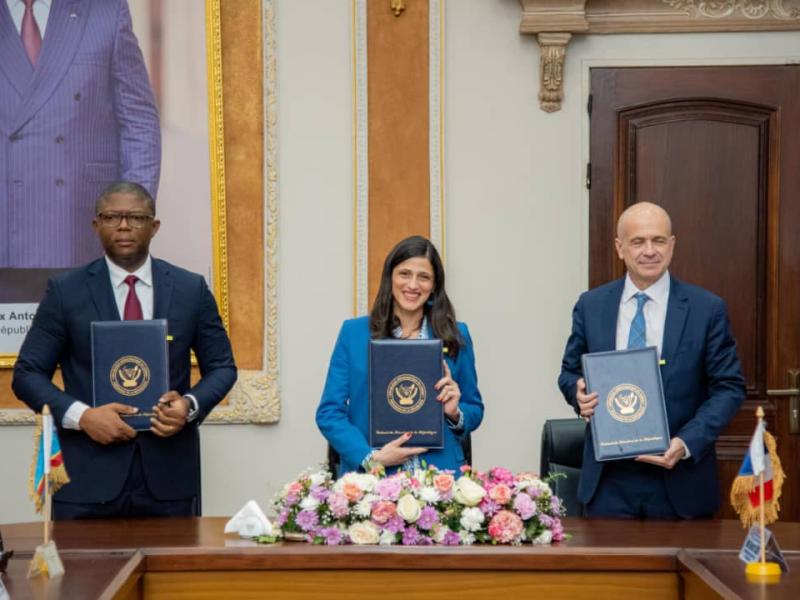 Éléonore Caroit, ministre déléguée à la Francophonie de la France, entourée des représentants de l'AFD et  ADPI