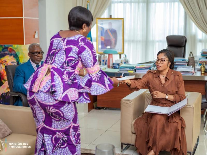 La bourgmestre Nathalie Alamba Feza remet à la ministre Bandubola la liste des dépôts de stockage des produits pétroliers opérationnels dans la commune de Limete