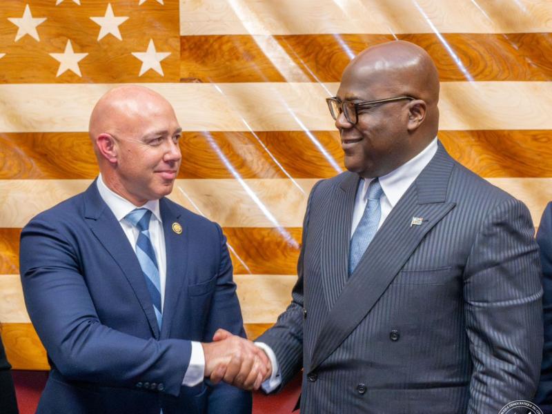 Le Président Tshisekedi échange avec Brian Mast, président de la Commission des affaires étrangères de la Chambre des représentants des États-Unis