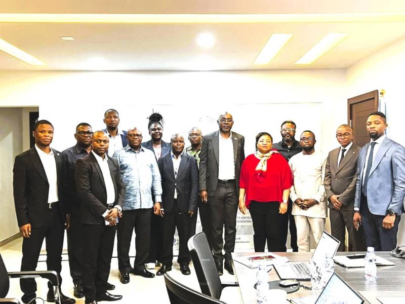 Professeur Christian Ngandu, coordonnateur du COUSP, entourée des participants à l'atelier
