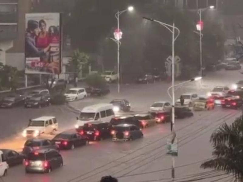 Vue du boulevard du 30 juin à Kinshasa, la soirée du 04 février 2026 sous la pluie