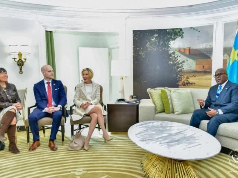 Le chef de l'État Félix-Antoine  Tshisekedi et la délégation du Bureau de la Foi de la Maison Blanche