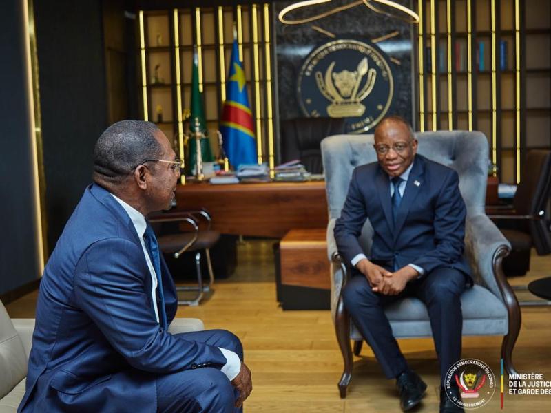 Le Procureur Général près la Cour de Cassation, Firmin Mvonde, reçu par le ministre Guillaume Ngefa