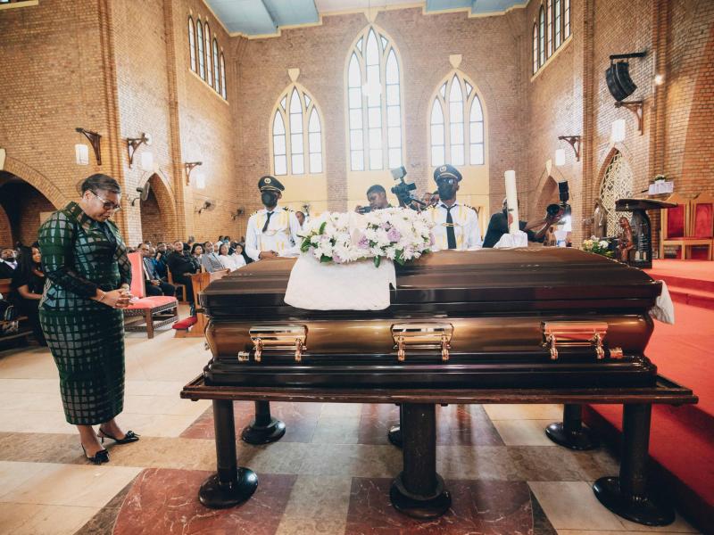 La Première Ministre Judith Suminwa s'incline devant le cercueil de Roland Lumumba