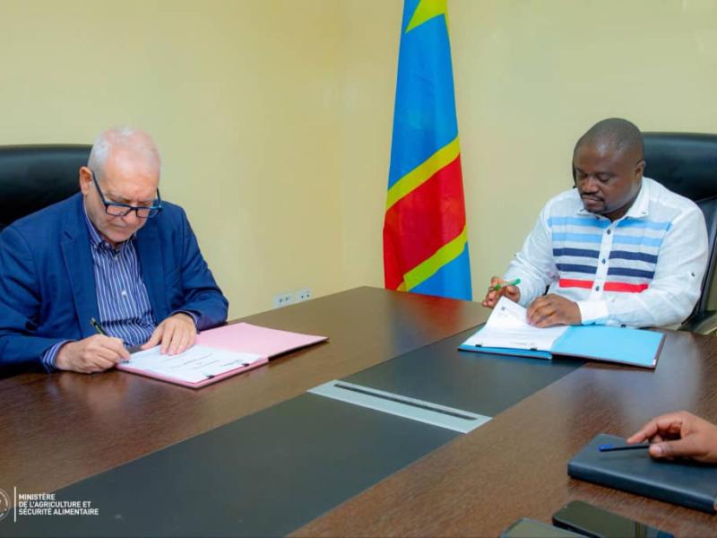 Le ministre Muhindo Nzangi Butondo signe avec la firme grecque Géothermiki un MoU pour développer les agropoles