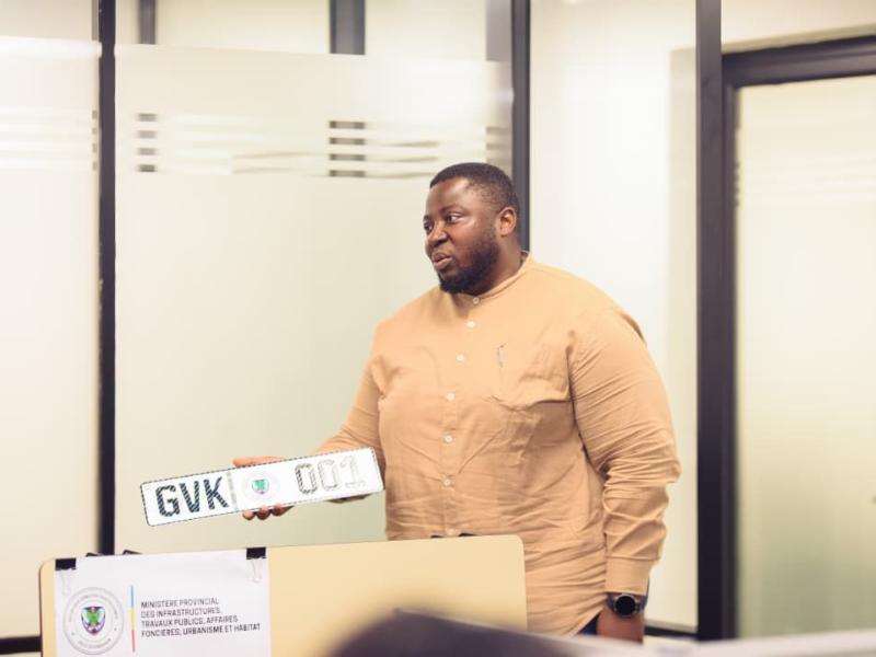 Alain Tshilungu présente la nouvelle plaque pour les membres du gouvernement provincial de Kinshasa [Photo d’illustration]