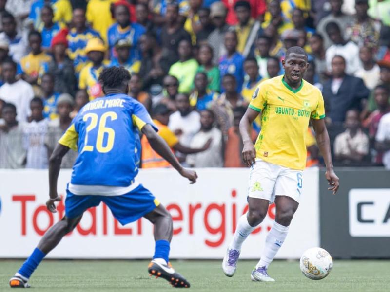 Un défenseur de Lupopo et un attaquant de Mamelodi Sundowns, au stade TP Mazembe.