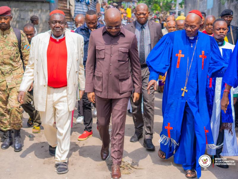 Le ministre d'État, ministre en charge de la formation professionnelle, entouré des membres de la communauté CONEICO-ESECO