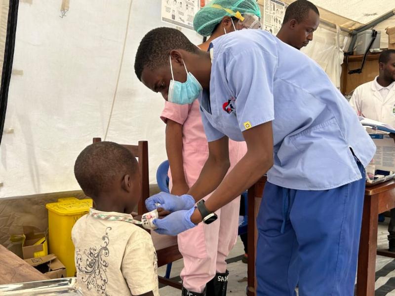 Un personnel soignant et un patient [photo d'illustration]