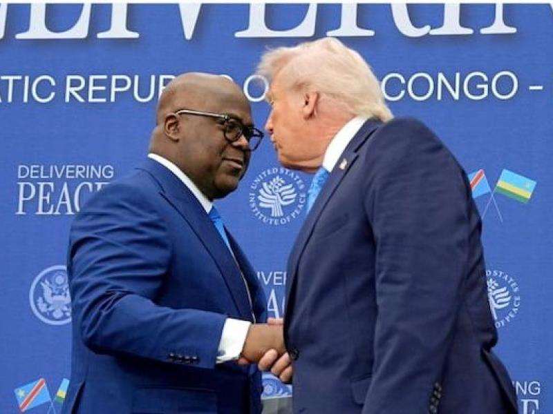 [De gauche à droite ] Félix Tshisekedi et Donald Trump lors de la cérémonie de la signature de l’accord de paix entre Kinshasa et Kigali