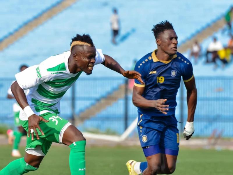 Le défenseur du DCMP, Nzungu Mafuana en duel avec un joueur du FC les Aigles du Congo, lors d'une rencontre de Linafoot. [Photo d'illustration]