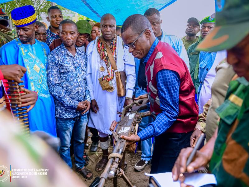 Le Ministre délégué Eliezer Ntambwe en mission de pacification au Kwango