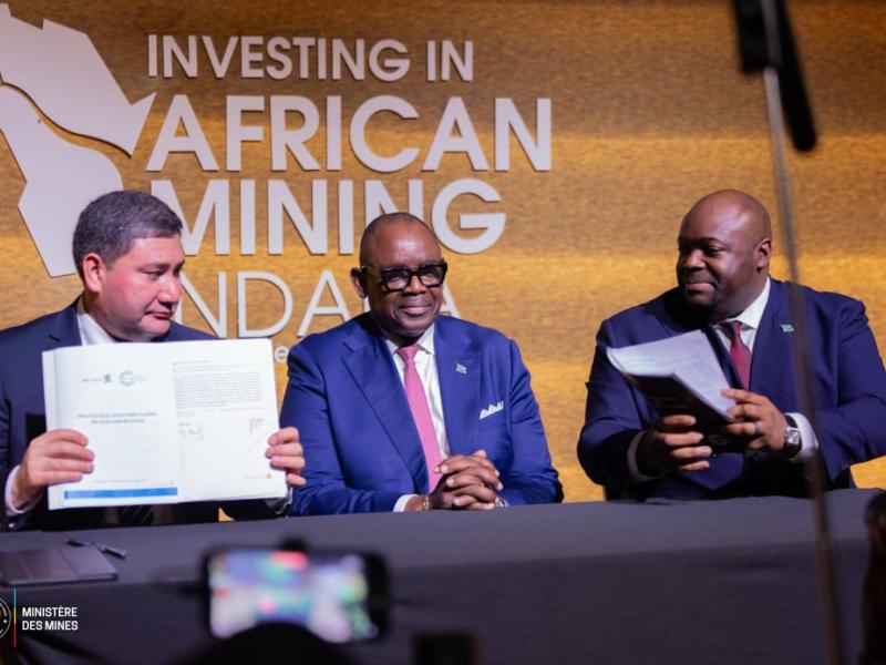 Au milieu, le ministre des Mines, Louis Watum Kabamba et les représentants de deux entreprises minières [ photo d'illustration]