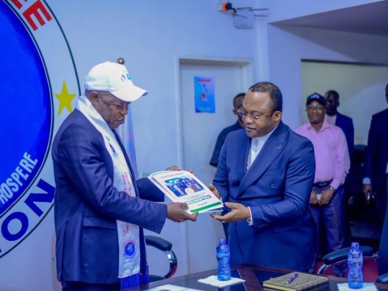 Au siège de l’Union Sacrée de la Nation, l’Archevêque Dodo Kamba (à droite) remet au secrétaire permanent de l’Union Sacrée (à gauche) les conclusions des experts du CIC pour un dialogue inclusif