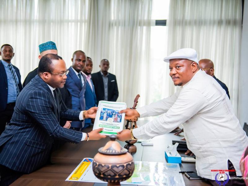 Archevêque Dodo Kamba et Jean-Marc Kabund lors d'une rencontre autour des questions liées au dialogue politique en RDC