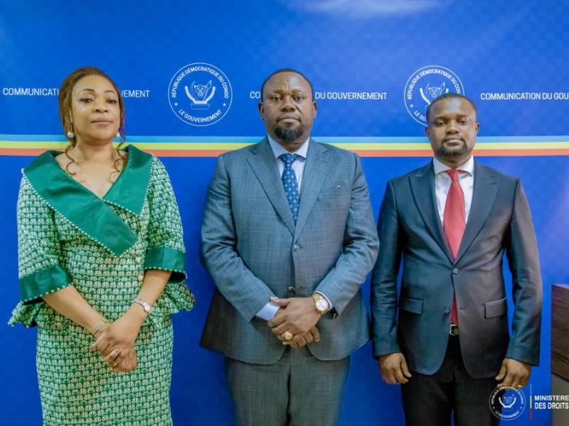 Le ministre de droits humains Samuel Mbemba au milieu, entouré des députés élus du Mont Amba à Kinshasa, Dorothée Madiya et Venance Eyanga