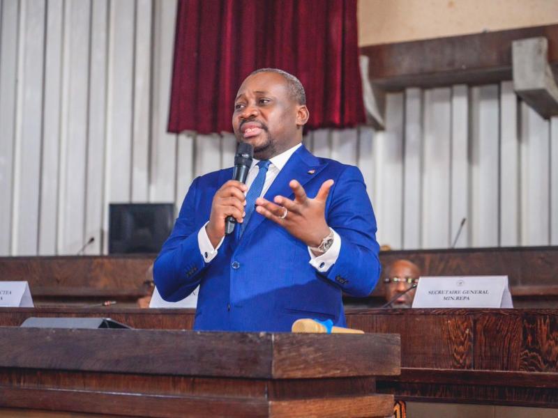 Le ministre d’État, ministre des Relations avec le Parlement, Maître Guy Loando Mboyo, lors d'un échange avec les agents et cadres de son administration