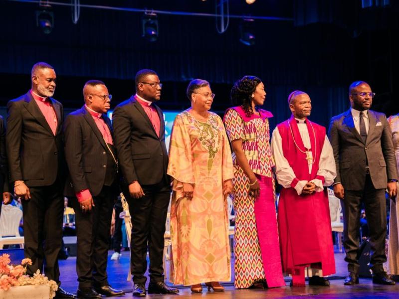 La Première Ministre Judith Suminwa entourée des hommes de Dieu dont l'archevêque Evariste Ejiba