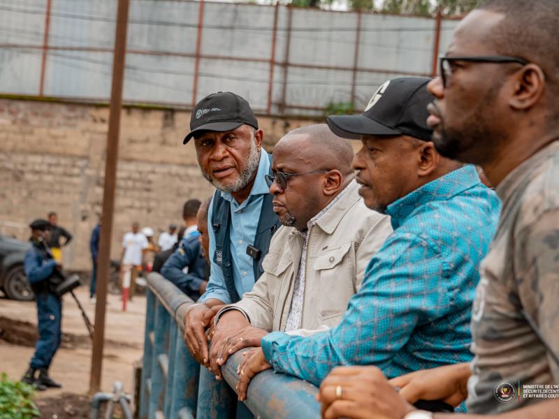 Le VPM Shabani accompagné du ministre  Gisaro inspectent la baie de Ngaliema, en prélude d’une opération de démolition des constructions anarchiques