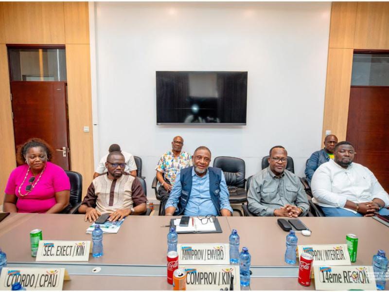 Le secrétaire exécutif du Gouvernement provincial de Kinshasa , entouré d'autres parties prenantes concernées sur le sort réservé aux personnes délogées du site Pakajuma