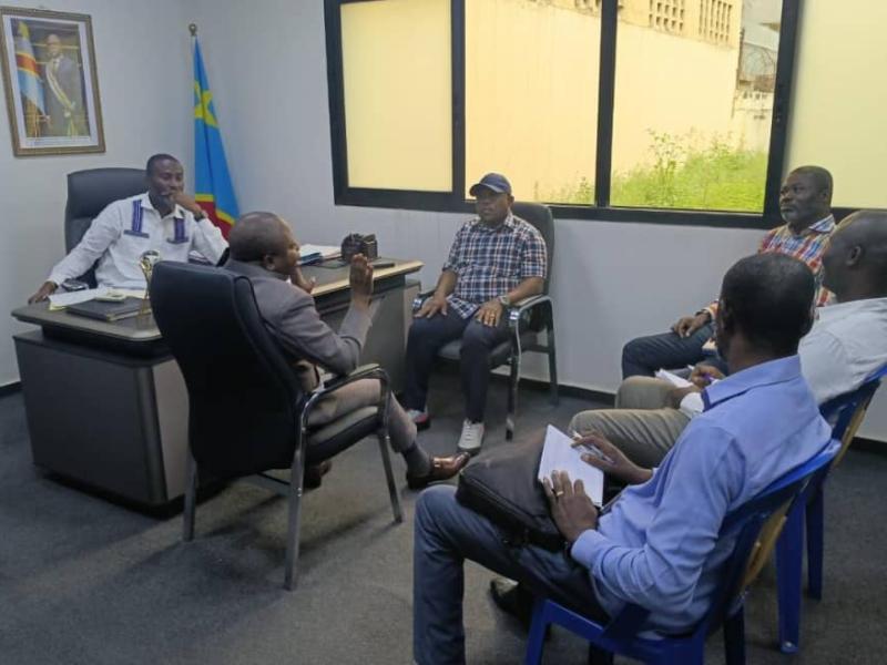 Le député provincial Steve Mulumba, président de la Commission Environnement, Aménagement du territoire de l'APK entouré des membres de sa commission