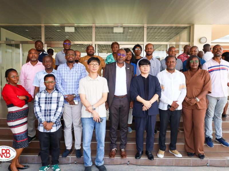 Le Coordonnateur du COUSP, le Professeur Christian Ngandu entouré de participants de l'atelier sur le renforcement des compétences techniques des professionnels de la santé en RDC