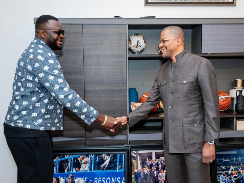 Le boxeur Martin Bakole et le ministre Didier Budimbu.