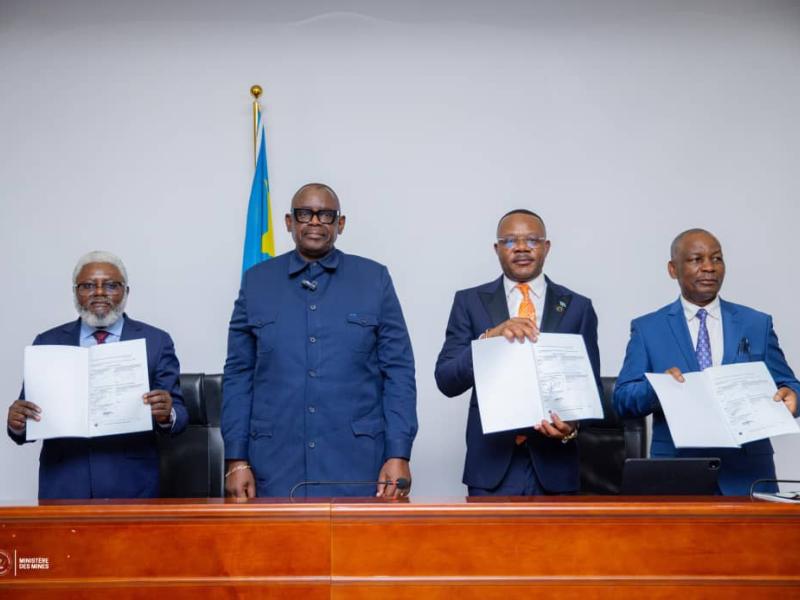 Le ministre des Mines de la RDC, Louis Watum Kabamba, présidant la signature de l’Accord-cadre institutionnel relatif au Programme National AXIS et à l’initiative GOLDCONNECT