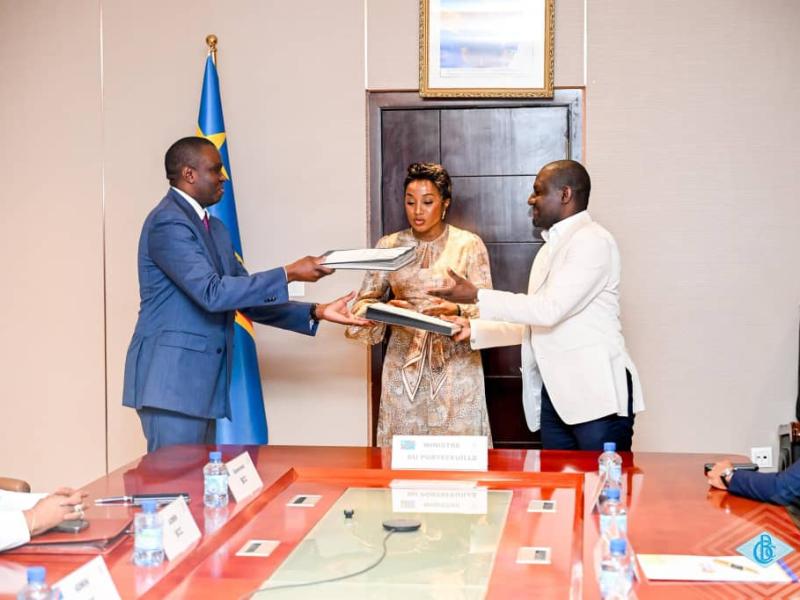 Le Gouverneur André Wameso a signé, en présence de la Ministre du Portefeuille Julie Shiku, un contrat stratégique entre la BCC et la société DRC Gold Trading SA
