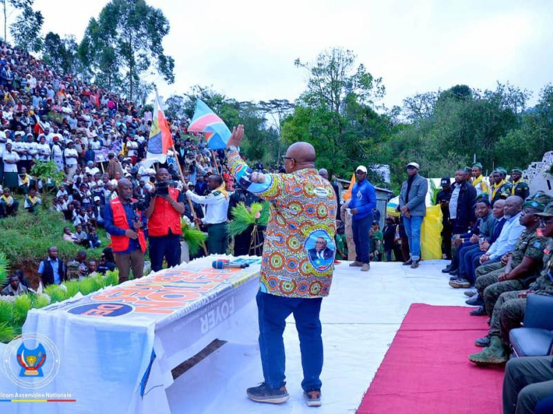 Aimé Boji Sangara, Président de l’Assemblée nationale, devant les habitants du site universitaire de Lukanga, à Lubero.