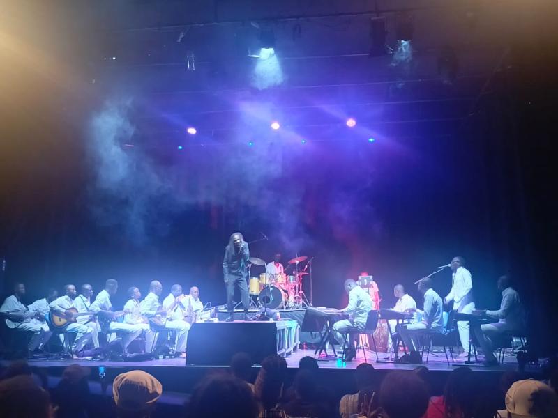 L'artiste comédien et dramaturge  Mualu Muela en plein spectacle au centre Wallonie Bruxelles de Kinshasa
