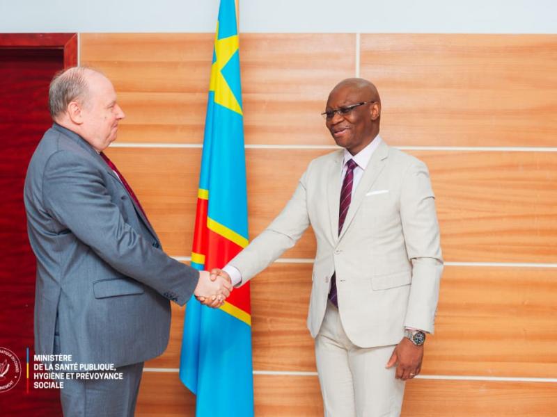 Poignée de main entre l'ambassadeur de la Russie en RDC et le ministre de la Santé Samuel Roger Kamba