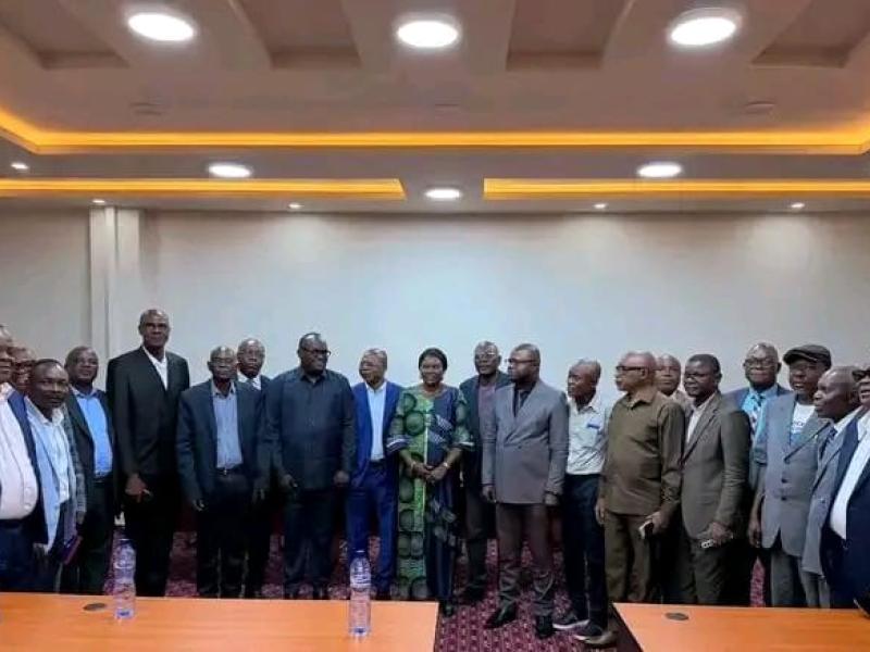 La photo de famille après la rencontre entre les députés nationaux du Kasaï et les notables des communautés Wongo et Pende