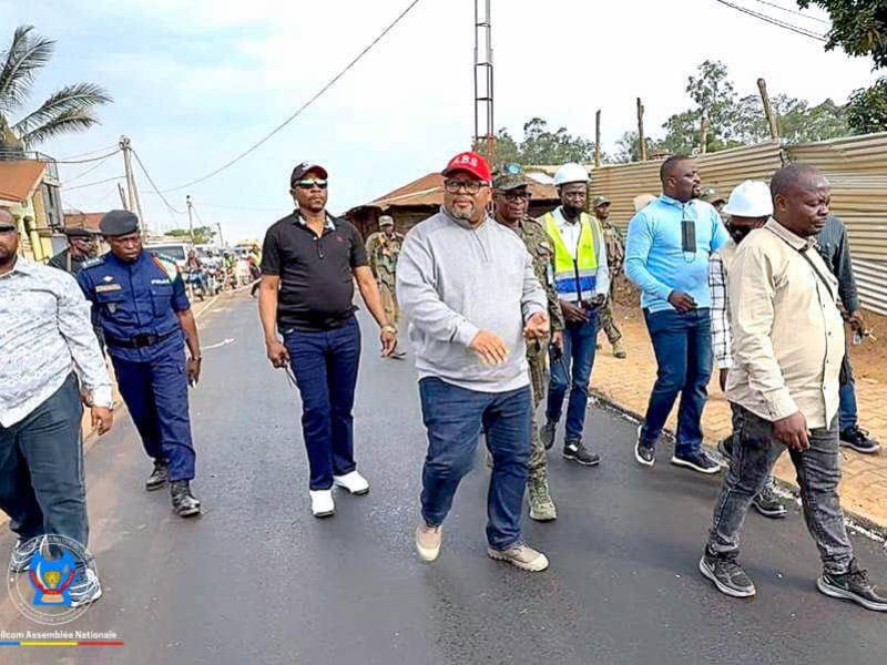Aimé Boji Sangara, Président de l’Assemblée nationale, assiste à l’asphaltage d’une route à Beni