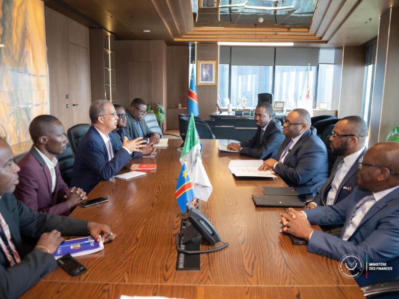 Représentant le Gouvernement congolais, le ministre Doudou Fwamba signe un accord de prêt de 155 millions USD avec la BAD