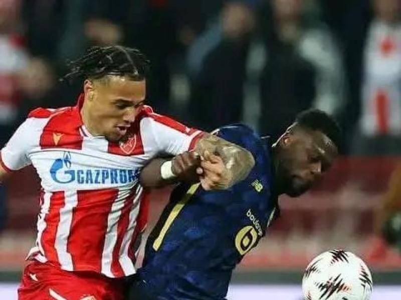 Chancel Mbemba en duel avec un joueur de l'Etoile Rouge Belgrade.