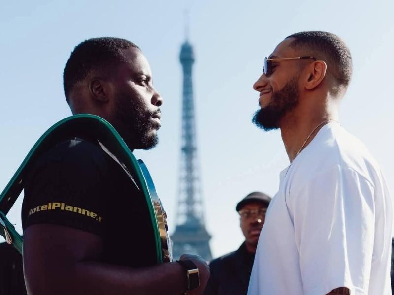 Tony Yoka et Lawrence Okolie devant la Tour Eiffel.