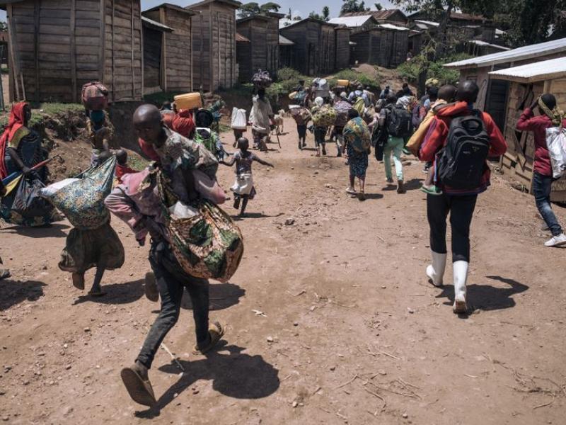 Des civils de Bambo, dans le territoire de Rutshuru, fuyant les affres du M23-AFC [photo d’illustration]