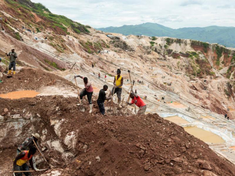 Des ouvriers creusent dans la mine de coltan de Rubaya dans l’est de la RDC [photo d’illustration]