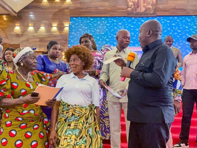 Jean Bakomito Gambu accorde des financements aux associations féminines du Haut-Uele