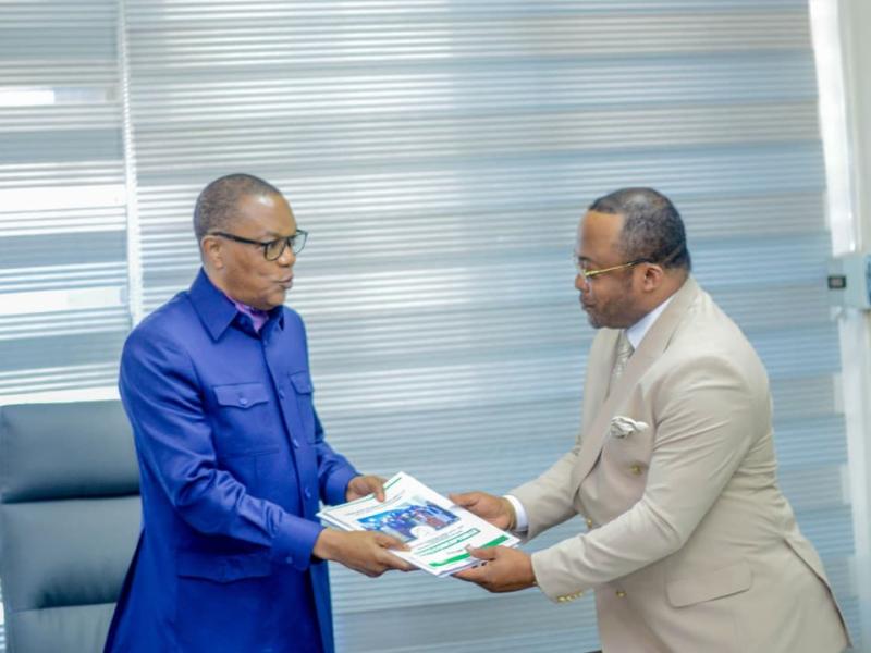 L’Archevêque Dodo Kamba avec le Sénateur Jean-Claude Baende [photo d'illustration]